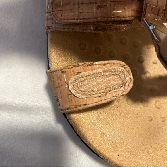 Vionic Amber Adjustable Straps Comfort Sandals Sz 8 Velcro Straps Tan Gold Beach - Picture 4 of 8